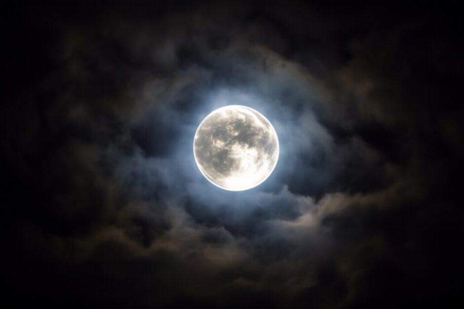 11. August 2025 – Abnehmender Mond in den Fischen, Ende des rückläufigen Merkurs & G1-Sturm. Tipps für innere Ruhe, Balance und bewusste Selbstfürsorge.