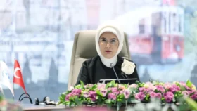 Emine Erdoğan ruft Melania Trump auf, sich für Kinder im Gazastreifen einzusetzen. Sie verweist auf Kriegsopfer und spricht von einem „Kinderfriedhof“.