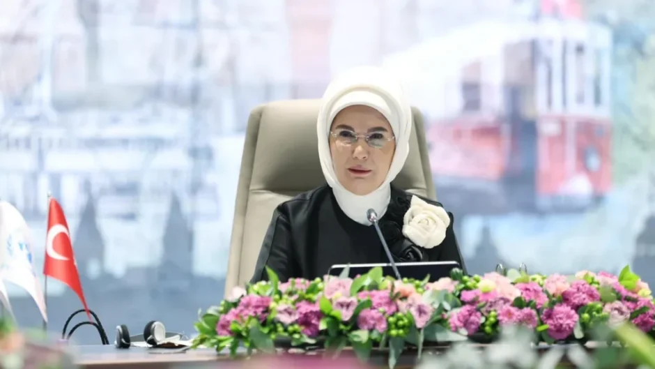 Emine Erdoğan ruft Melania Trump auf, sich für Kinder im Gazastreifen einzusetzen. Sie verweist auf Kriegsopfer und spricht von einem „Kinderfriedhof“.