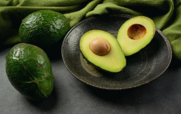 Avocado gilt als Superfood: Reich an Vitaminen, Mineralstoffen und gesunden Fetten – doch Kalorien, Allergien und Risiken sollte man kennen.