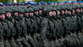 Russland plant für 2026 einen leichten Rückgang der Verteidigungsausgaben auf 13 Billionen Rubel, trotz andauerndem Krieg in der Ukraine und steigenden Sicherheitskosten.