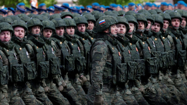 Russland plant für 2026 einen leichten Rückgang der Verteidigungsausgaben auf 13 Billionen Rubel, trotz andauerndem Krieg in der Ukraine und steigenden Sicherheitskosten.