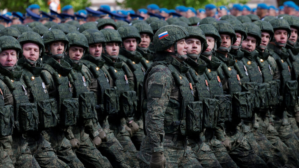 Russland plant für 2026 einen leichten Rückgang der Verteidigungsausgaben auf 13 Billionen Rubel, trotz andauerndem Krieg in der Ukraine und steigenden Sicherheitskosten.