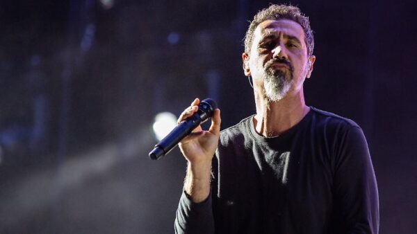 System of a Down kündigen Europatournee Sommer 2026 an: sieben Stadion-Shows in Stockholm, Paris, Mailand, Berlin, Düsseldorf, London & Warschau mit Queens of the Stone Age & Acid Bath.