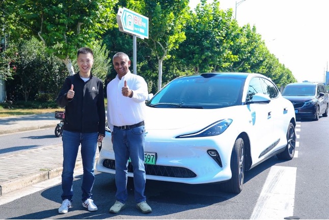 Uber und Momenta starten Robotaxi-Tests in München. Autonome Fahrzeuge ohne Fahrer sollen bald Realität werden. Start in ODD-Zonen ab 2026 geplant.