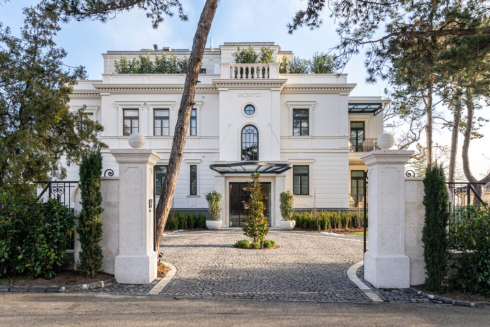 Petit Bois Füred in Balatonfüred verbindet historische Villa und modernes Luxusdesign. Rooftop Bar, eigene Bootstouren und exklusive Suiten begeistern Gäste aus Europa.