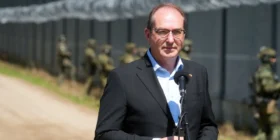 Bundesinnenminister Dobrindt erklärt die Drohnen-Gefahr in Deutschland als "hoch". Er plant eine Gesetzesänderung des Luftsicherheitsgesetzes, um die Bundeswehr zum Abschuss von Drohnen zum Schutz kritischer Infrastruktur einsetzen zu können.
