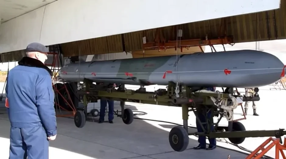 Ch-101: Russlands teure Marschflugkörper im Ukraine-Krieg. Entwicklung, technische Daten, Kosten, Vergleich mit Flamingo, Abwehr und strategische Risiken.
