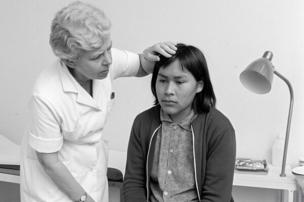Dänemark entschuldigt sich für Zwangsverhütung in Grönland. Tausende Inuit-Frauen erhielten Spiralen ohne Zustimmung. Untersuchung läuft bis 2025, Opfer fordern Gerechtigkeit.