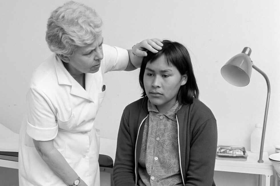Dänemark entschuldigt sich für Zwangsverhütung in Grönland. Tausende Inuit-Frauen erhielten Spiralen ohne Zustimmung. Untersuchung läuft bis 2025, Opfer fordern Gerechtigkeit.