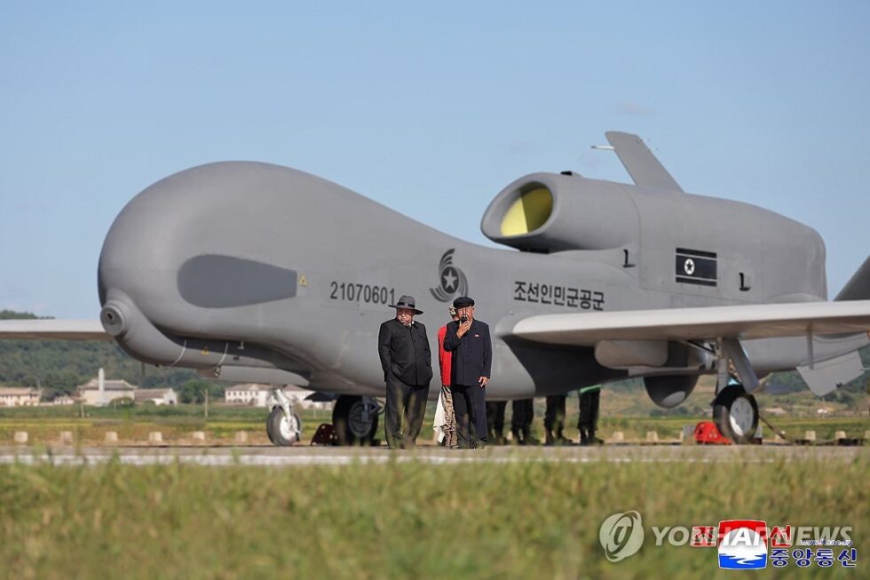 Kim Jong Un testet nordkoreanische Angriffsdrohnen und fordert KI-Aufrüstung. Neue Kumsong-Drohnen sollen die militärische Stärke des Landes ausbauen.