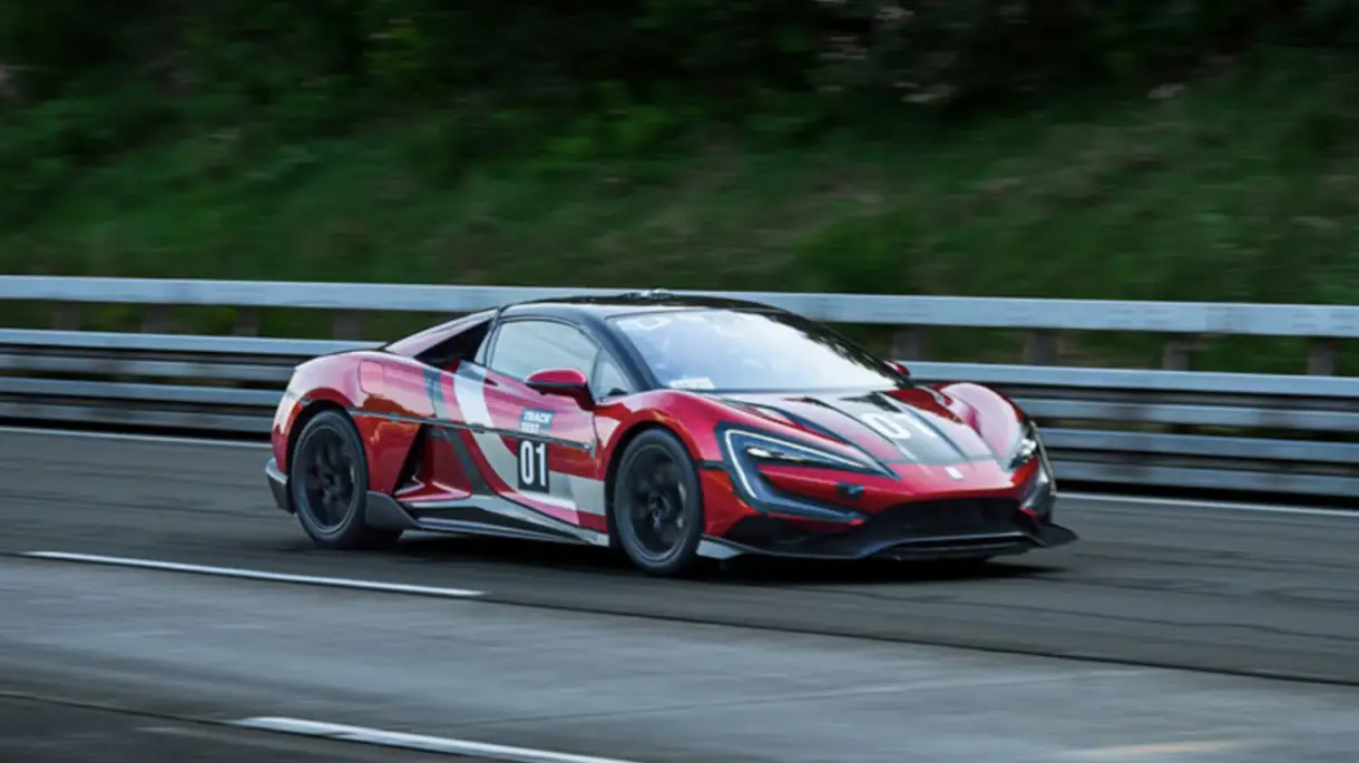 Der vollelektrische BYD Yangwang U9 Xtreme erreicht in Papenburg 496 km/h und bricht damit den Weltrekord für das schnellste Serienauto der Welt.