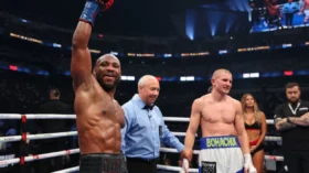 Im Revanchekampf der Box-Mittelgewichtler unterliegt der Ukrainer Sergiy Bogachuk (26-3) dem Amerikaner Brandon Adams (26-4) einstimmig nach Punkten. Ein klarer Sieg.