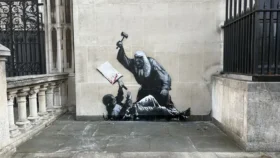 Die Londoner Polizei ermittelt gegen Banksy, nachdem ein neues Graffiti am Royal Courts of Justice aufgetaucht ist. Es geht auch um die Identität des Künstlers.