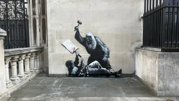 Die Londoner Polizei ermittelt gegen Banksy, nachdem ein neues Graffiti am Royal Courts of Justice aufgetaucht ist. Es geht auch um die Identität des Künstlers.