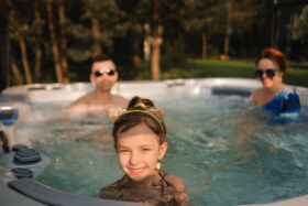 Nachhaltig entspannen mit 5 Tipps: Natur genießen, Wellness zu Hause, achtsame Pausen, Whirlpool mit grünem Gewissen und Minimalismus – für mehr Ruhe und Achtsamkeit im Alltag.