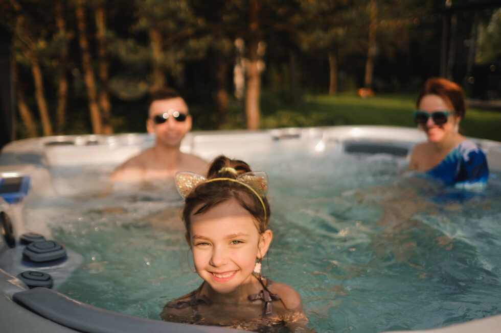Nachhaltig entspannen mit 5 Tipps: Natur genießen, Wellness zu Hause, achtsame Pausen, Whirlpool mit grünem Gewissen und Minimalismus – für mehr Ruhe und Achtsamkeit im Alltag.