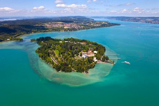 Warum ist die Insel Mainau im Bodensee so berühmt für Blumenfreunde