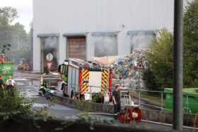 Großbrand in Troisdorf: 200 Tonnen Müllhalle in Flammen – Feuerwehr kämpft seit Stunden