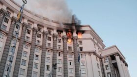 Hauptgebäude der ukrainischen Regierung in Kyjiw erstmals getroffen – Symbolschlag erschüttert das Zentrum