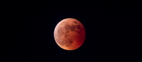 In Deutschland hat die totale Mondfinsternis begonnen: Der Mond färbt sich rot