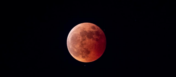 In Deutschland hat die totale Mondfinsternis begonnen: Der Mond färbt sich rot