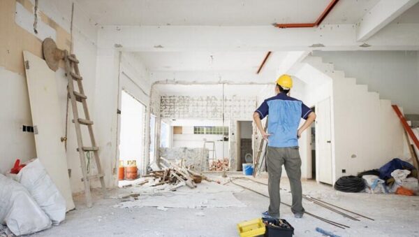 Wohnungsrenovierung Leipzig 2025: Kosten für 50 m², Preisbeispiele, Adressen von Handwerksbetrieben, staatliche Förderungen und Spartipps für Eigentümer.