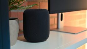 Smart Speaker Deutschland: Alexa, Google oder Siri? Vollständiger Vergleich von Funktionen, Preisen in Euro, Musikdiensten wie Spotify & Deezer und Datenschutz nach DSGVO.