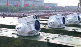China stellt das Lasersystem LY-1 vor: Waffe gegen Drohnen und Raketen, niedrige Kosten pro Schuss, globale Konkurrenz und neue Seekriegsdoktrinen.