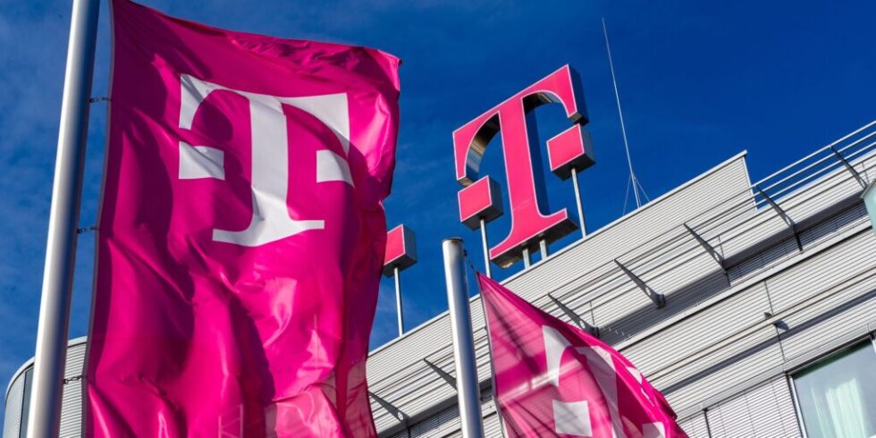 Deutsche-Telekom-Aktien fallen über 4 %, nachdem SpaceX für 17 Mrd. $ Frequenzen von Echostar erwarb. Folgen für T-Mobile US möglich.