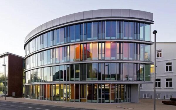 Buxtehude schließt Rathaus wegen eines aggressiven Flüchtlings aus dem Sudan. Die Stadt setzt Sicherheitskräfte ein und zahlt täglich 500 Euro für den Schutz.
