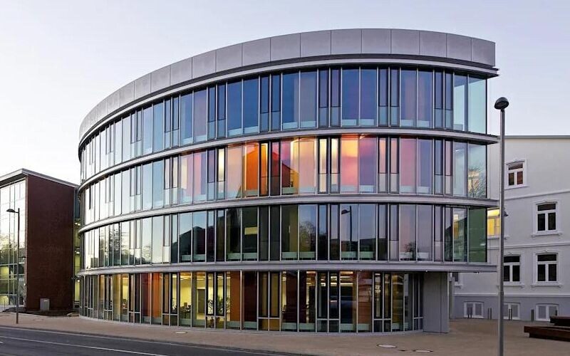 Buxtehude schließt Rathaus wegen eines aggressiven Flüchtlings aus dem Sudan. Die Stadt setzt Sicherheitskräfte ein und zahlt täglich 500 Euro für den Schutz.