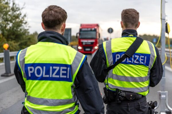 Hauptuntersuchung Frankfurt 2025: Bußgelder bis 75 €, Punkte in Flensburg, HU/AU-Kosten ab 85 €, Adressen von TÜV & DEKRA, Versicherungsschutz in Gefahr.