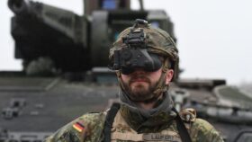 Deutschland kauft israelische Heron-Drohnen für 1 Mrd. €, rüstet Patria-Panzer auf und verdoppelt Verteidigungshaushalt.