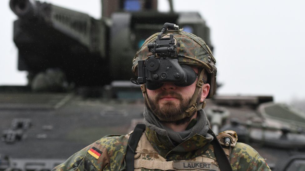 Deutschland kauft israelische Heron-Drohnen für 1 Mrd. €, rüstet Patria-Panzer auf und verdoppelt Verteidigungshaushalt.
