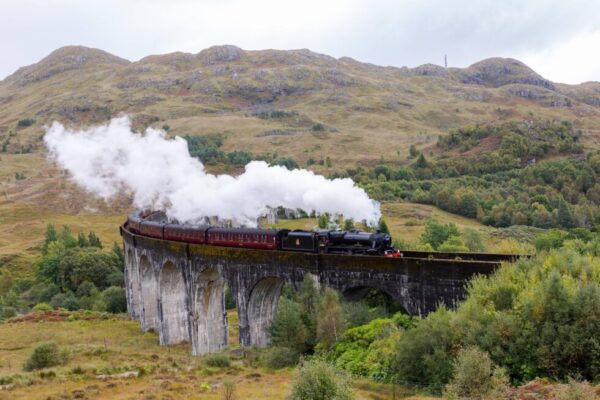 Harry Potter Fans strömen nach Glenfinnan in Schottland. Alles zum Viadukt, Anreise, Tickets für den Jacobite Train und Tipps für Besucher