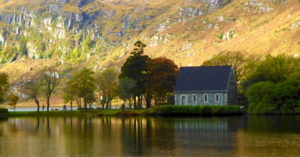 Stille, Einsamkeit und Entschleunigung: Was irische Mönche in Gougane Barra, Skellig Michael und Glendalough lehrten und warum ihre Tradition heute aktueller denn je ist.