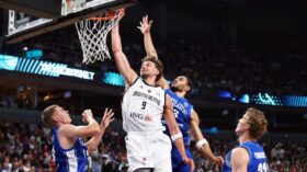 Deutschland besiegt Finnland 98:86 und zieht erstmals seit 20 Jahren ins EM-Finale ein. Schröder und Wagner führen das Team an, Ibrahimagic feiert historischen Erfolg.