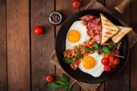 Was morgens essen für den ganzen Tag Energie? 4 einfache, gesunde Rezepte für Haferflocken, Rührei, Smoothie und Quark. Tipps, Zutaten und Fakten.