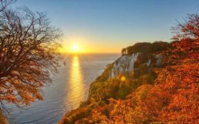 Deutschland im Herbst entdecken: Top 10 Reiseziele von der Mosel bis zum Bodensee. Finden Sie die schönsten Orte für Natur, Wein und Kultur. Tipps für Ihren Herbsturlaub