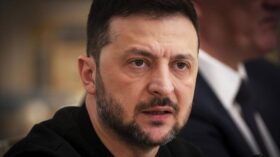 Selenskyj warnt: Europa ist nicht auf Krieg mit Russland vorbereitet. Drohnenangriff in Polen zeigt Schwächen, Ukraine bietet militärische Hilfe an.
