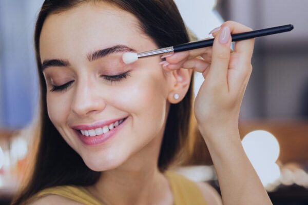 Make-up kann der Gesundheit schaden: Allergien, hormonelle Effekte, Schwermetalle, Bakterien und Umweltgifte gehören zu den 5 größten Risiken für Frauen.