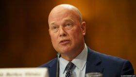 US-Botschafter bei der NATO, Matthew Whitaker, erklärt: Russische Bedrohung sei übertrieben. Drohnenangriffe auf Polen verstärken Sorgen um Sicherheit.