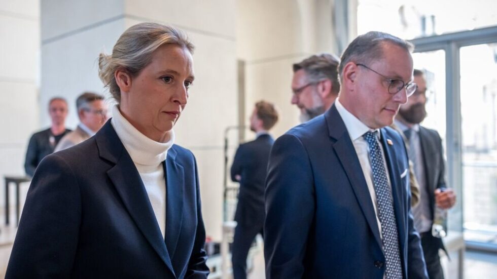 AfD und Union im ZDF-Politbarometer erstmals gleichauf bei 26 %. SPD stagniert, FDP und BSW schwach. Pistorius beliebt, Weidel Schlusslicht.
