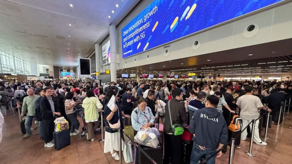 Cyberangriff legt Check-in-Systeme lahm: Flughäfen in Heathrow, Berlin und Brüssel melden Ausfälle. Verspätungen und Flugstreichungen unvermeidlich.