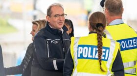 Die Asylzahlen sinken deutlich, doch Experten warnen: Nicht allein Grenzkontrollen, sondern äußere Faktoren und Reformen prägen die Entwicklung.