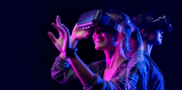 Metaverse und Krypto: wie virtuelle Welten und Token zusammenhängen, warum NFTs Eigentum sichern, welche Risiken bestehen und wie der Markt wächst.