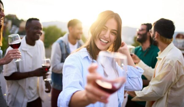 Weinfeste in den Tälern von Rhein und Mosel verbinden Tradition, Genuss und Kultur. Entdecken Sie Termine, Highlights und Tipps für eine unvergessliche Weinreise 2025.