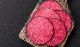 Stockmeyer ruft „Genießer Salami im Pfeffermantel“ bei Rewe zurück. Bakterien gefunden, Gefahr für Gesundheit. Kunden erhalten den Kaufpreis zurück.