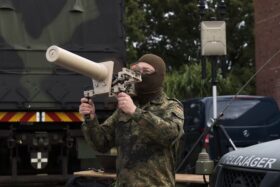 Dobrindt will Bundeswehr mehr Befugnisse gegen Drohnen geben. Geplant sind ein Abwehrzentrum und eine Reform des Luftsicherheitsgesetzes.
